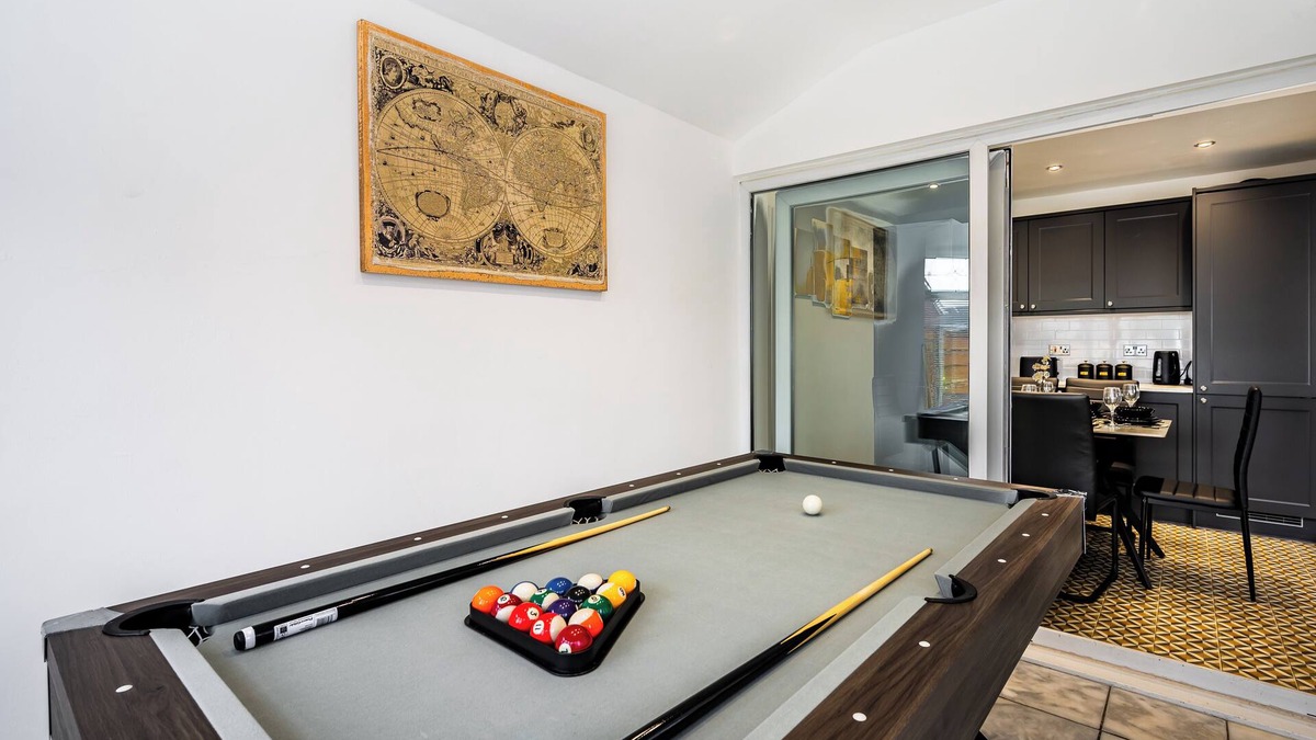 Clayton House | Tramside Retreat – 3BR Near Manchester & Etihad