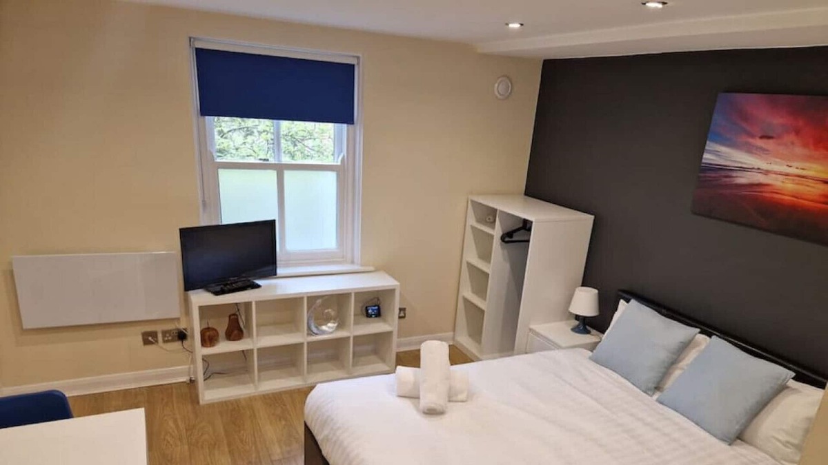 Blandford Saint Mary Apartment | Tranquil 1 Bed studio Flat