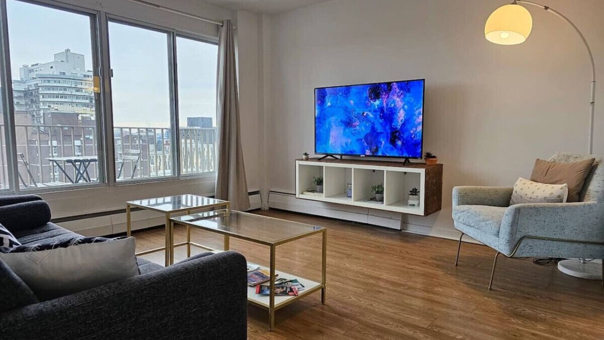 Milton Park Apartment | Tranquil 1BR Penthouse Downtown Montreal W/a View