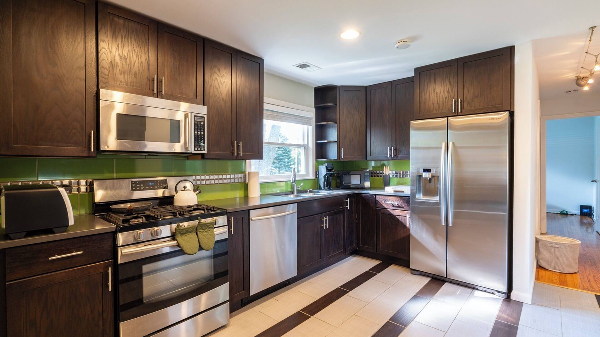 Burr Ridge House | Tranquil 3-Bedroom House with Pond View, Spacious Backyard, and Modern Amenities