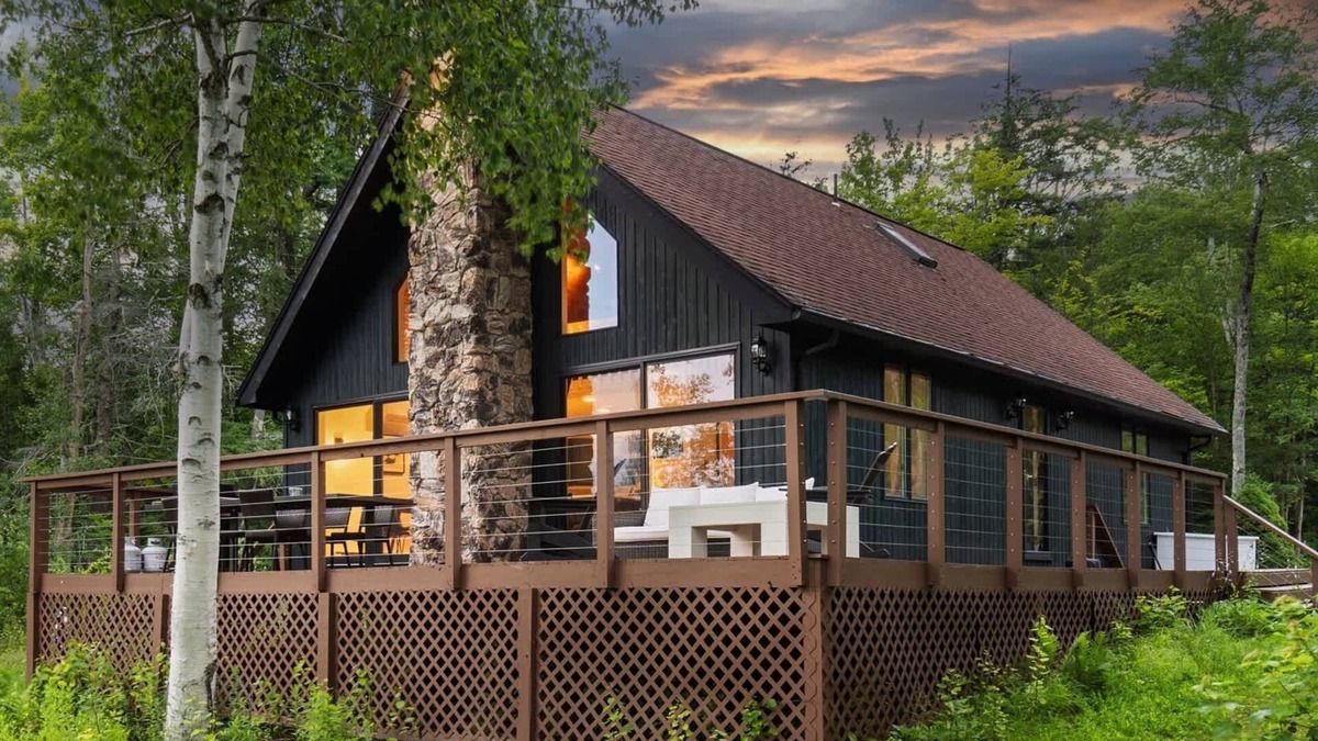 Becket House | Tranquil 3-BR Waterfront Retreat
