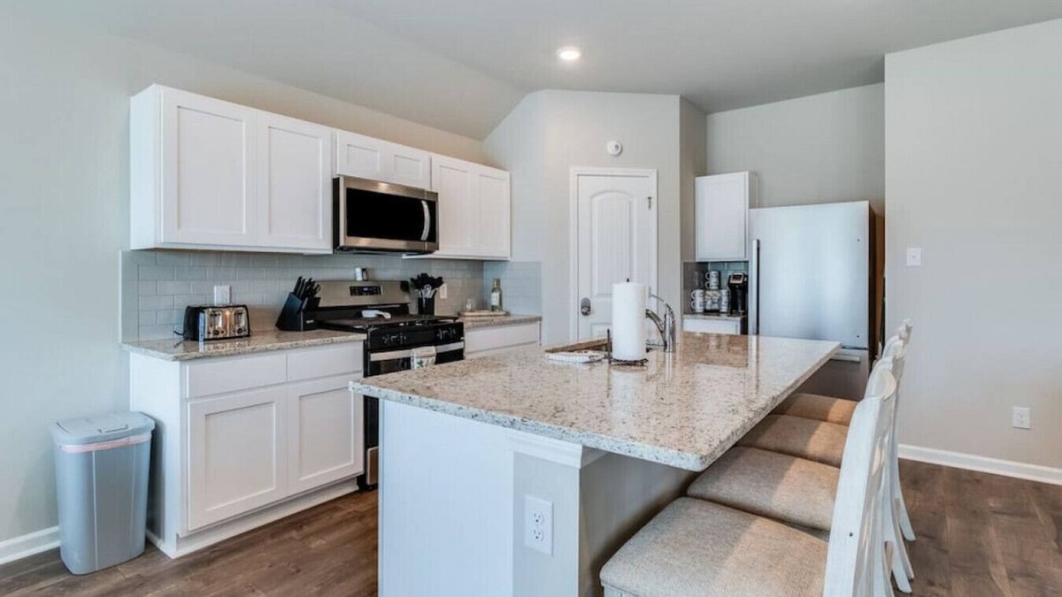 Broussard House | Tranquil 3BR by Hwy 90 with pond views