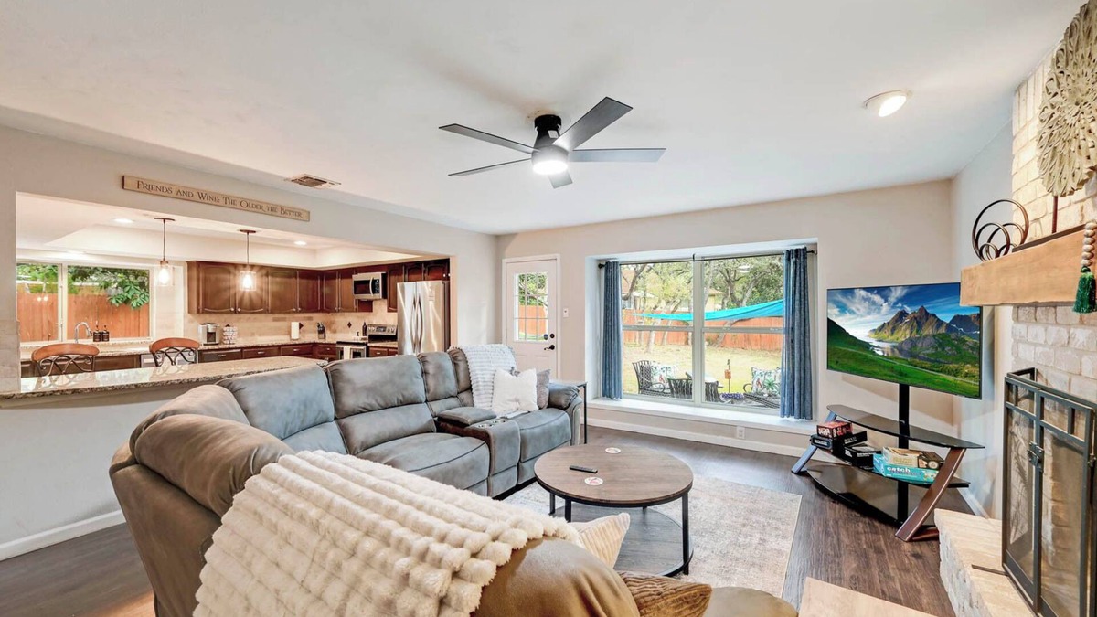 Great Northwest House | Tranquil 5-bedroom house with AC in San Antonio 15 minute toJBSA- Lackland
