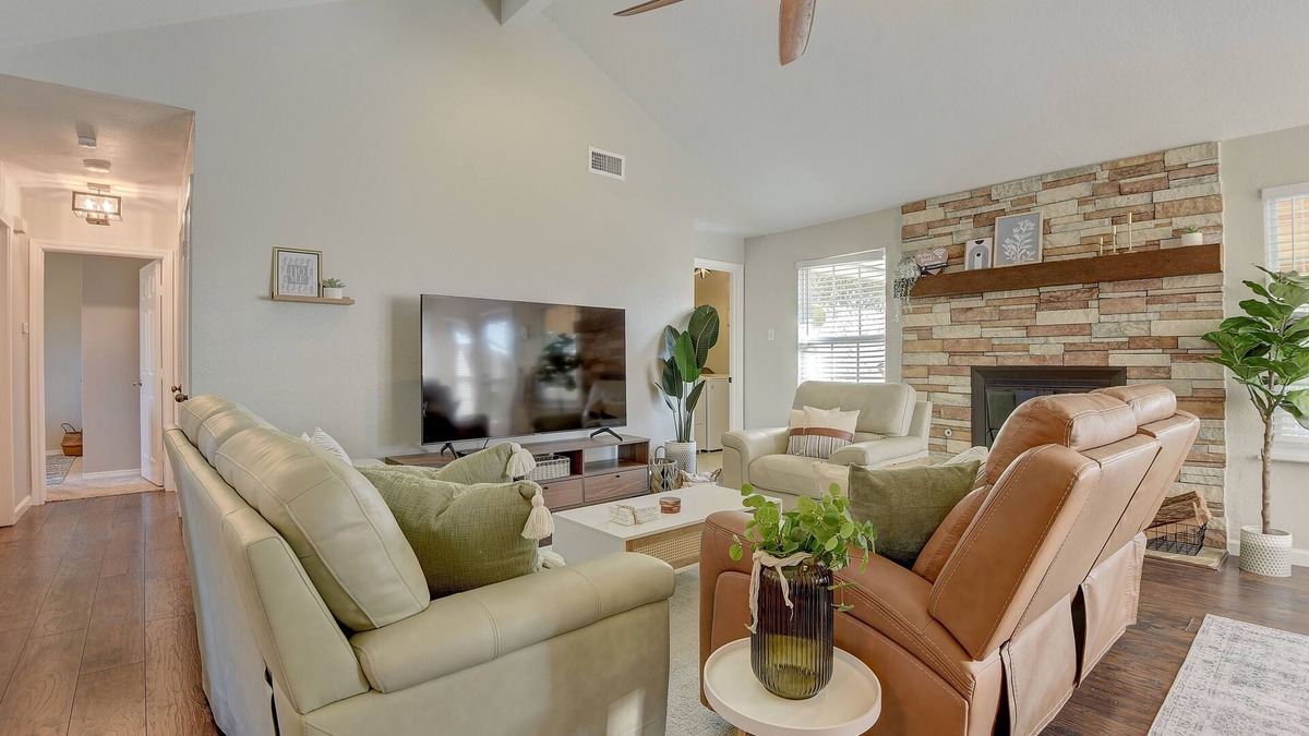 Rowlett House | Tranquil and Cozy Retreat just minutes from Lake Ray Hubbard. Pets welcome!