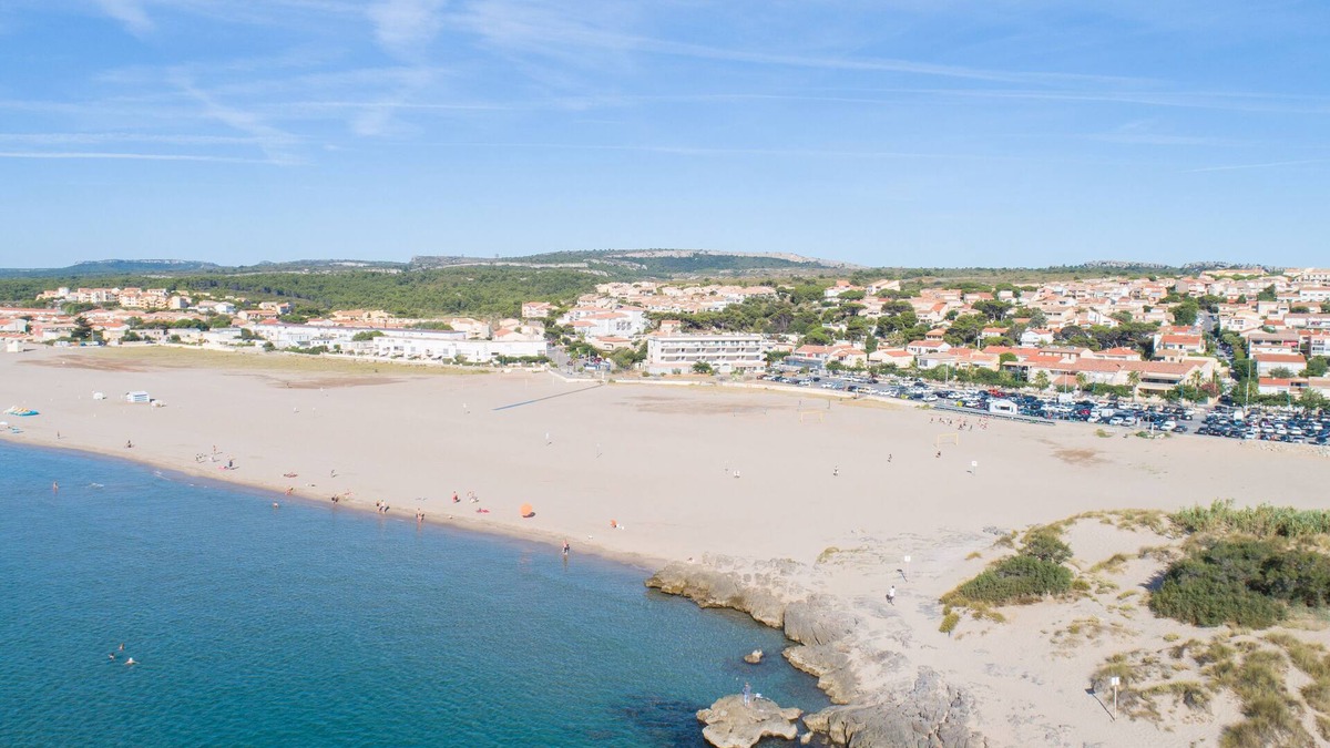 Saint-Pierre-la-Mer Apartment | Tranquil Beachfront Unit: Comfort, Full Kitchen, Near Saint Pierre La Mer Beach