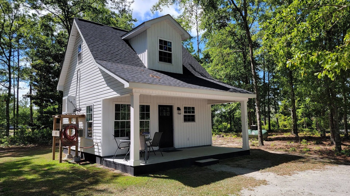 Loris Cottage | Tranquil Cottage Escape - Enjoy Modern Comforts in a Serene Woodland Setting