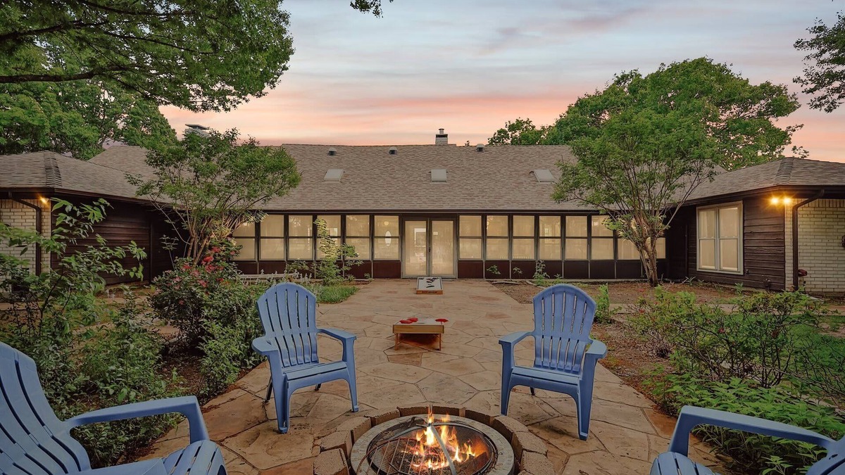 Lucas House | Tranquil Country Retreat | 3BD, Playground, Picnic