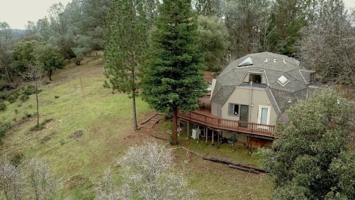 Iowa Hill House | Tranquil dome in Gold country forest