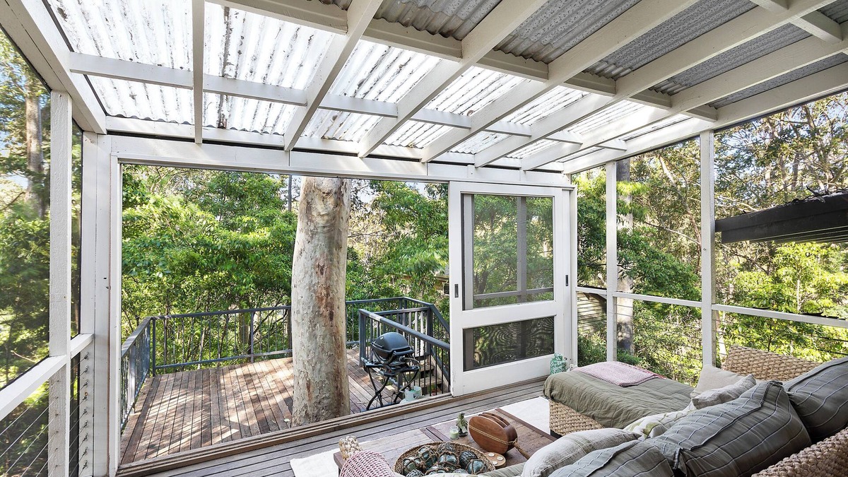 Lilli Pilli House | Tranquil family-sized treehouse. Ocean glimpses with outdoor deck.