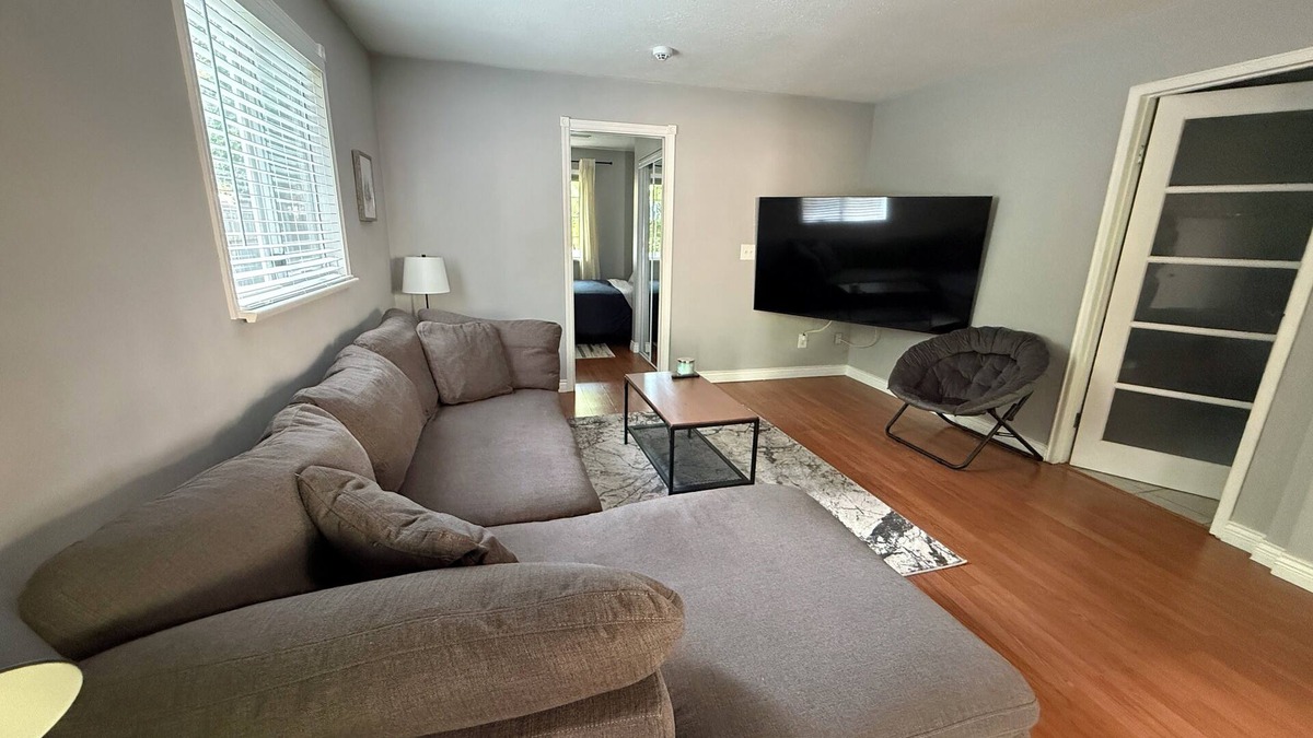 Walnut Grove Apartment | 🌿 Tranquil Garden-Level Retreat in Walnut Grove - Langley 🍷🐾