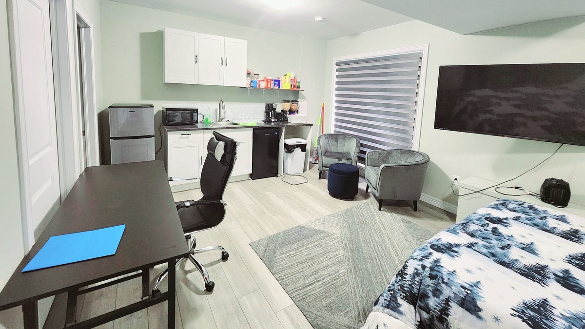 London House | Tranquil Getaways London (5 munities to Western University)