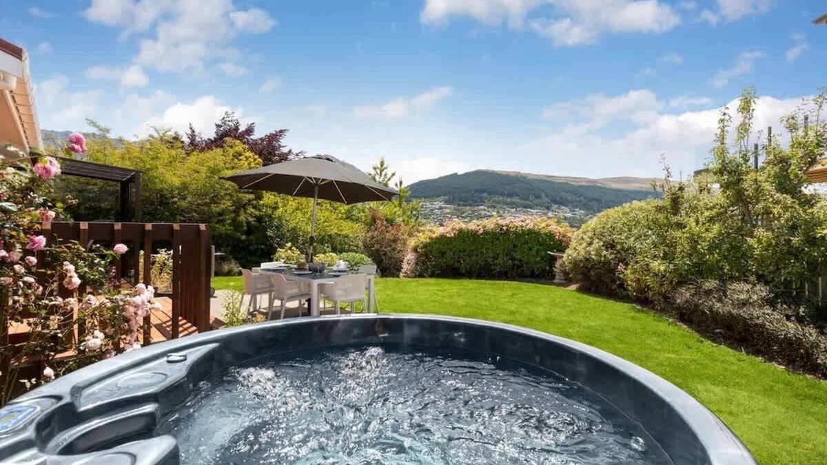 Kelvin Heights House | Tranquil Heights | Private Hot Tub