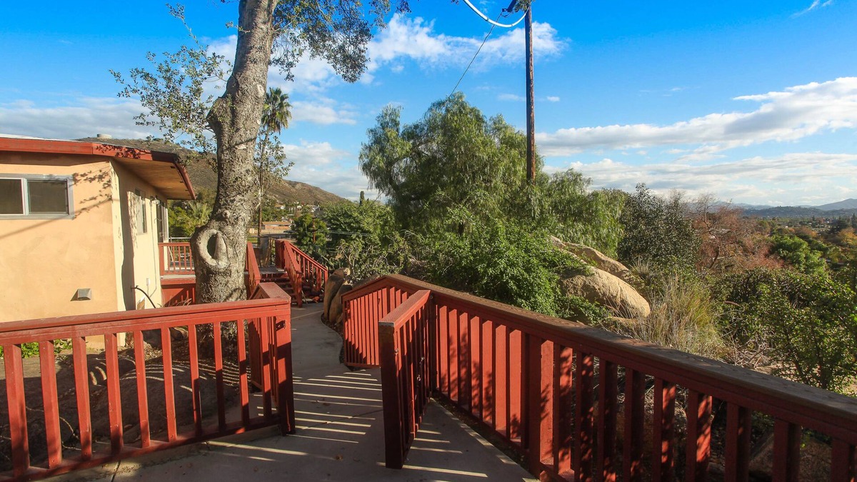 El Cajon House | Tranquil Hilltop 3BR retreat that fits 6+