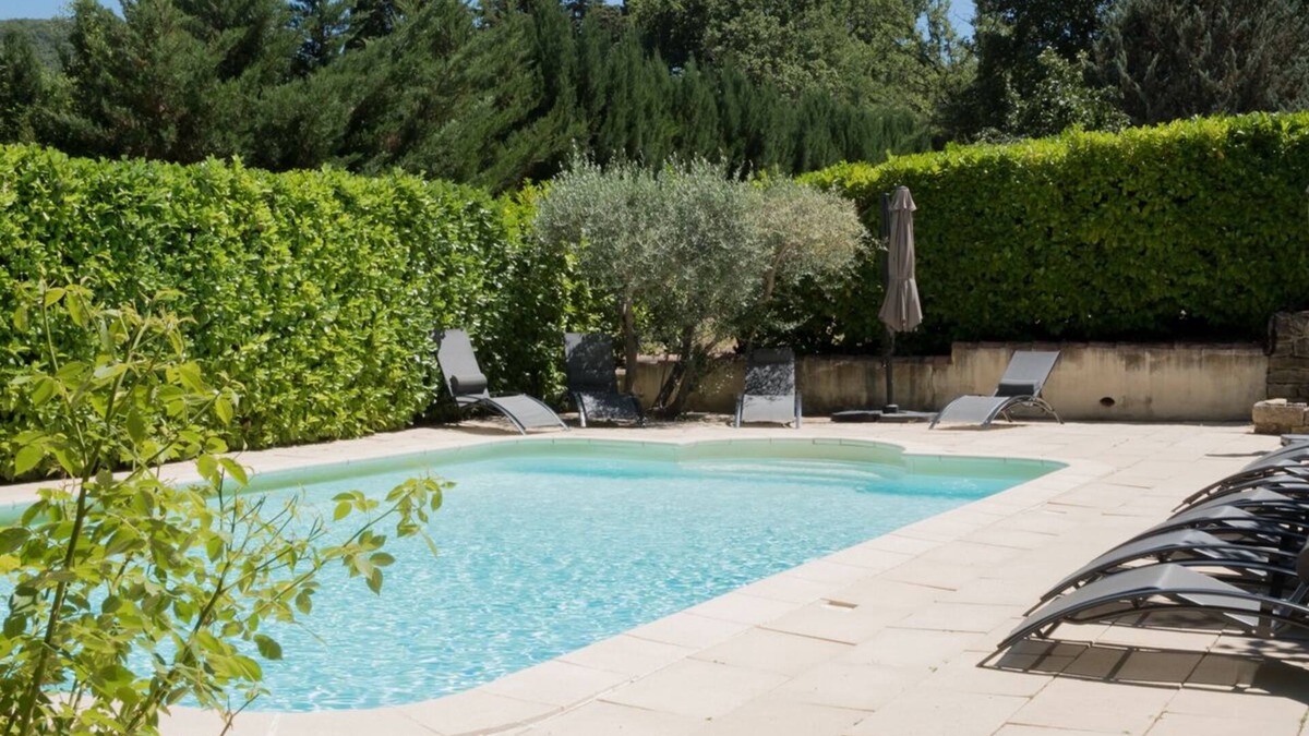 Apt Villa | Tranquil hilltop house with breathtaking views, pool and garden - 800m from town