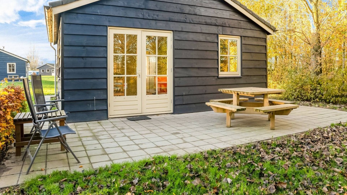 Lage Zwaluwe House | Tranquil Holiday Home in Lage Zwaluwe with Terrace