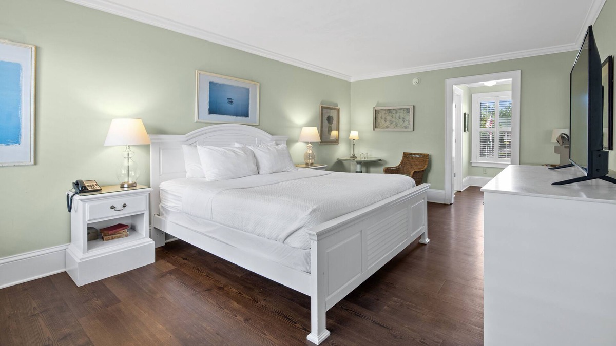 Historic Downtown Manteo Apartment | Tranquil House Inn - Downtown Waterfront Manteo - 1 King Premium Room 20