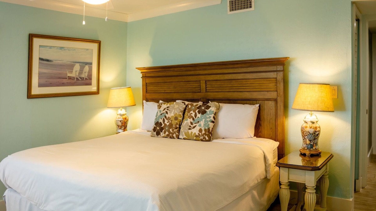 Sanibel Hotel | Tranquil Island Getaway with Scenic Views, Beach Walks & Kayak Rentals