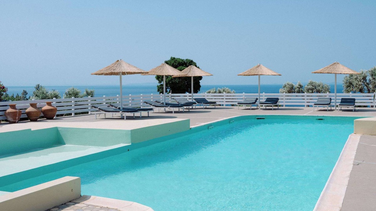Ormos Koumeikon Apartment | Tranquil Island Studio with Pool Access and Relaxing Vibes