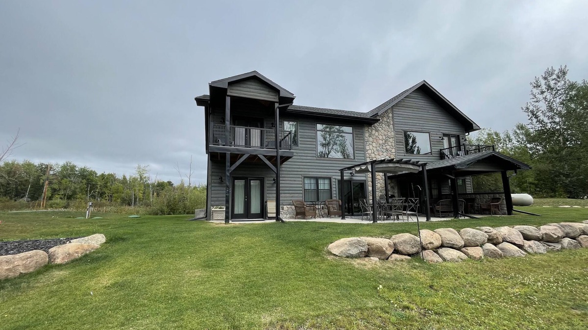 Aitkin House | Tranquil lake house retreat
