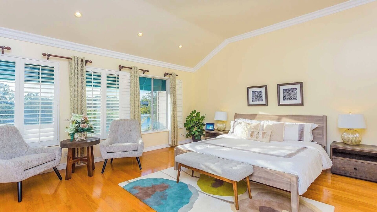 Woodbridge House | Tranquil Lakefront Haven: Your Ideal Getaway Awaits at This Charming Home #185