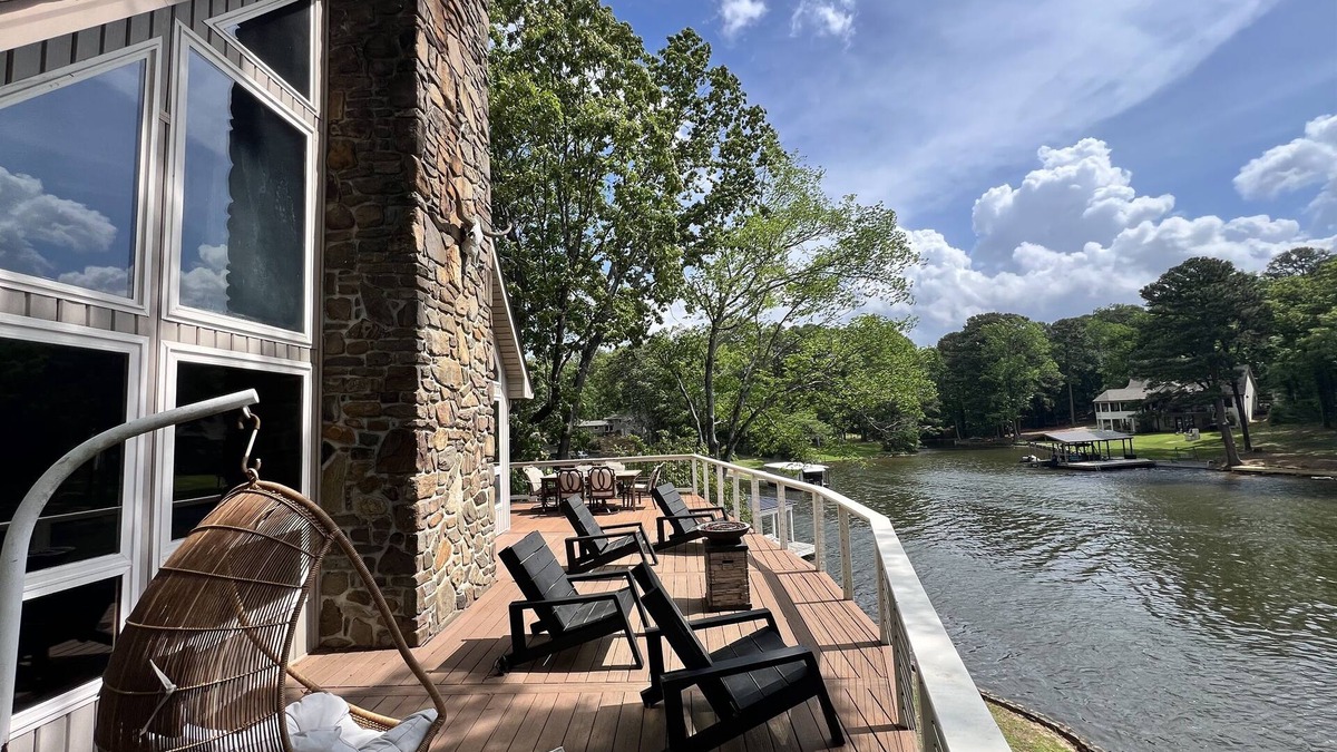 Mid America House | Tranquil Lakefront Home *We Are Not A Party House*