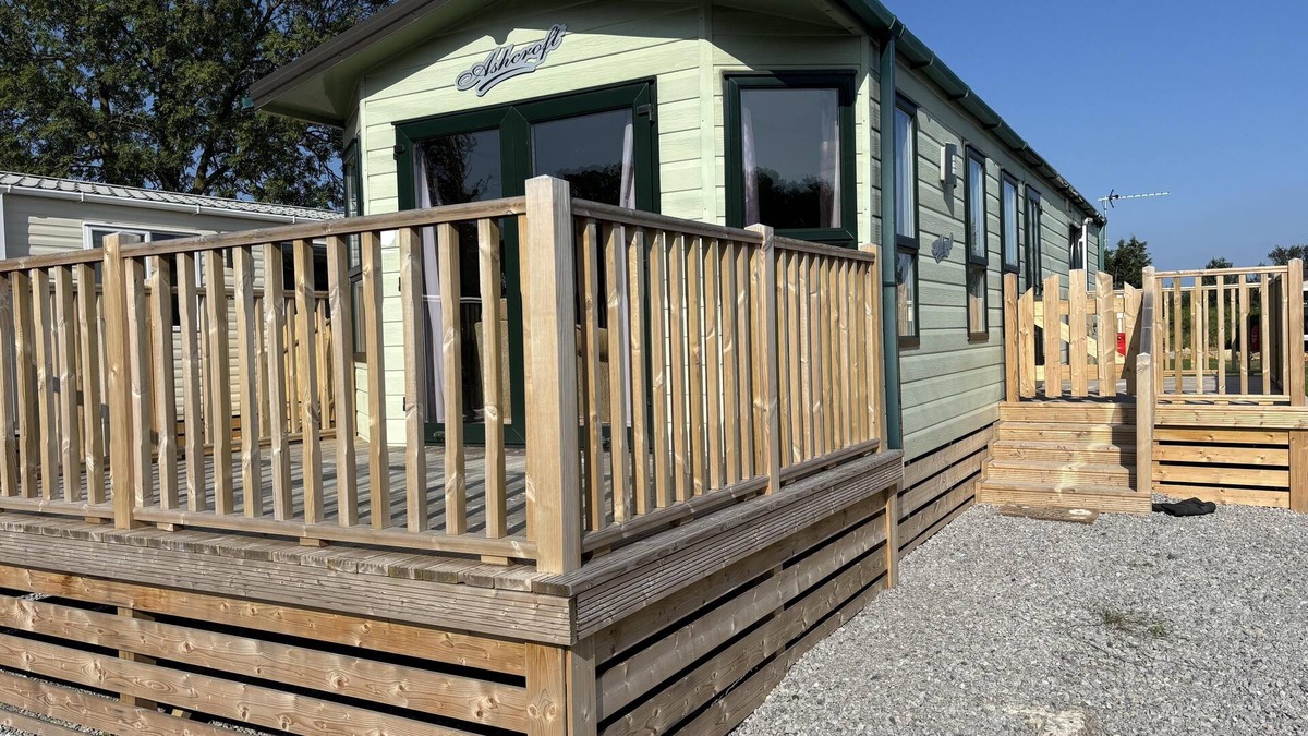 Wesham Cabin | Tranquil Lodge, 2 Bed, Sleeps 4, Free Parking
