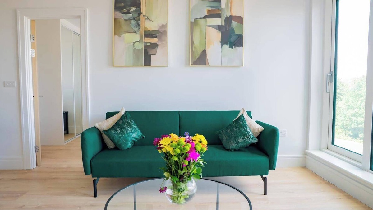 Coombe Hill Apartment | Tranquil London Apartment near Coombe Hill House