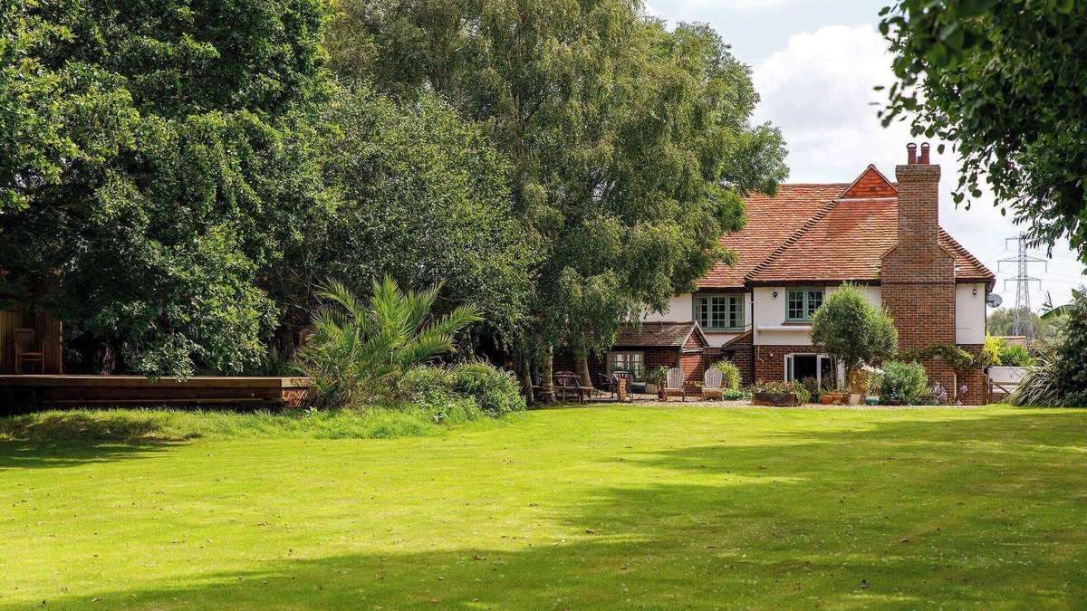 Chichester House | Tranquil Luxe in Country Cottage