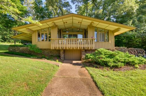 Hardy House | Tranquil Mid-Century Modern Cottage with Forest View