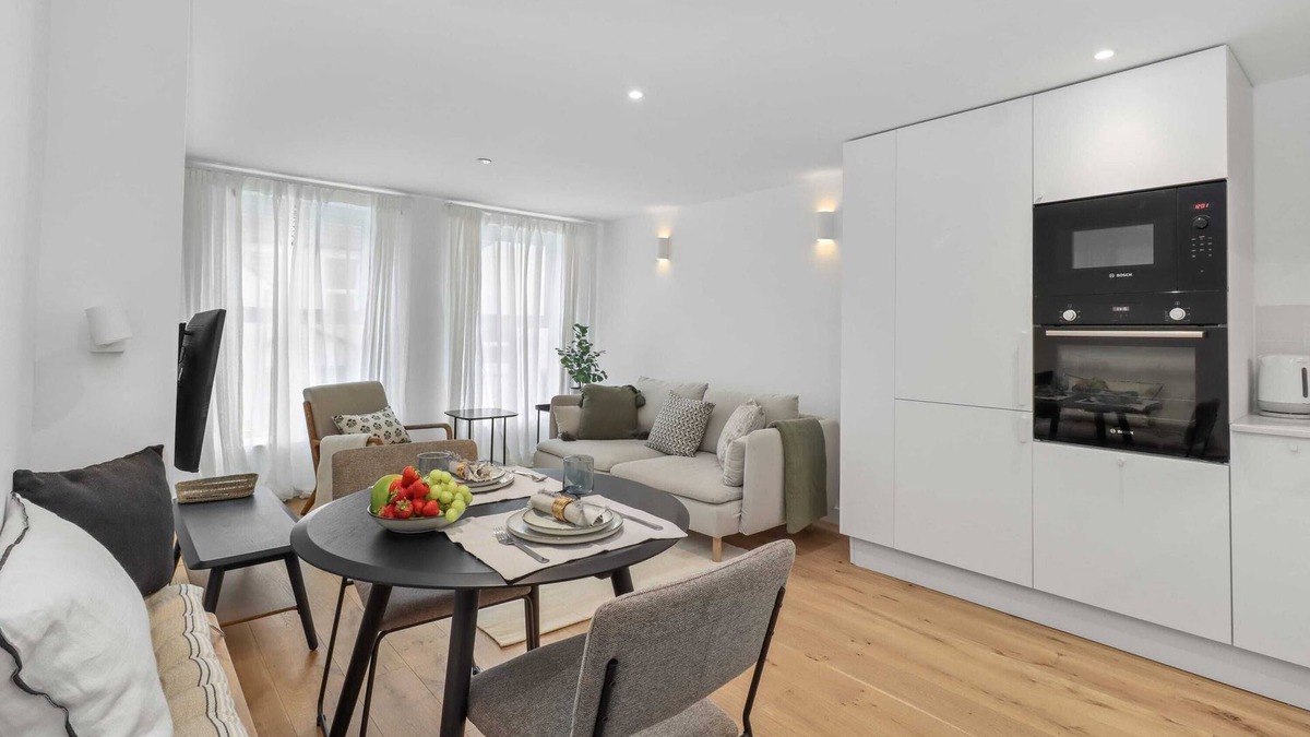 Eastbourne City Centre Apartment | Tranquil Modern Apartment with All Amenities