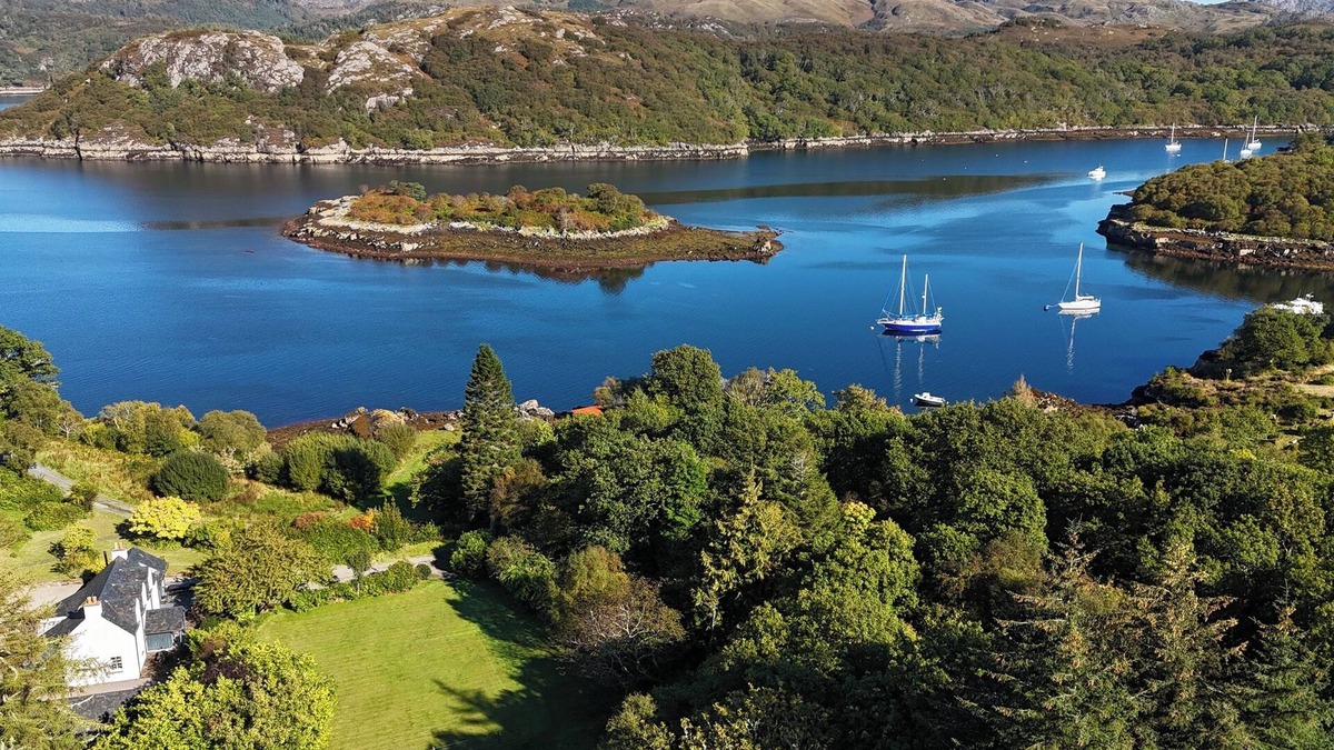 Gairloch Cottage | Tranquil modern home, stunning sea and mountain views, private shoreline access.