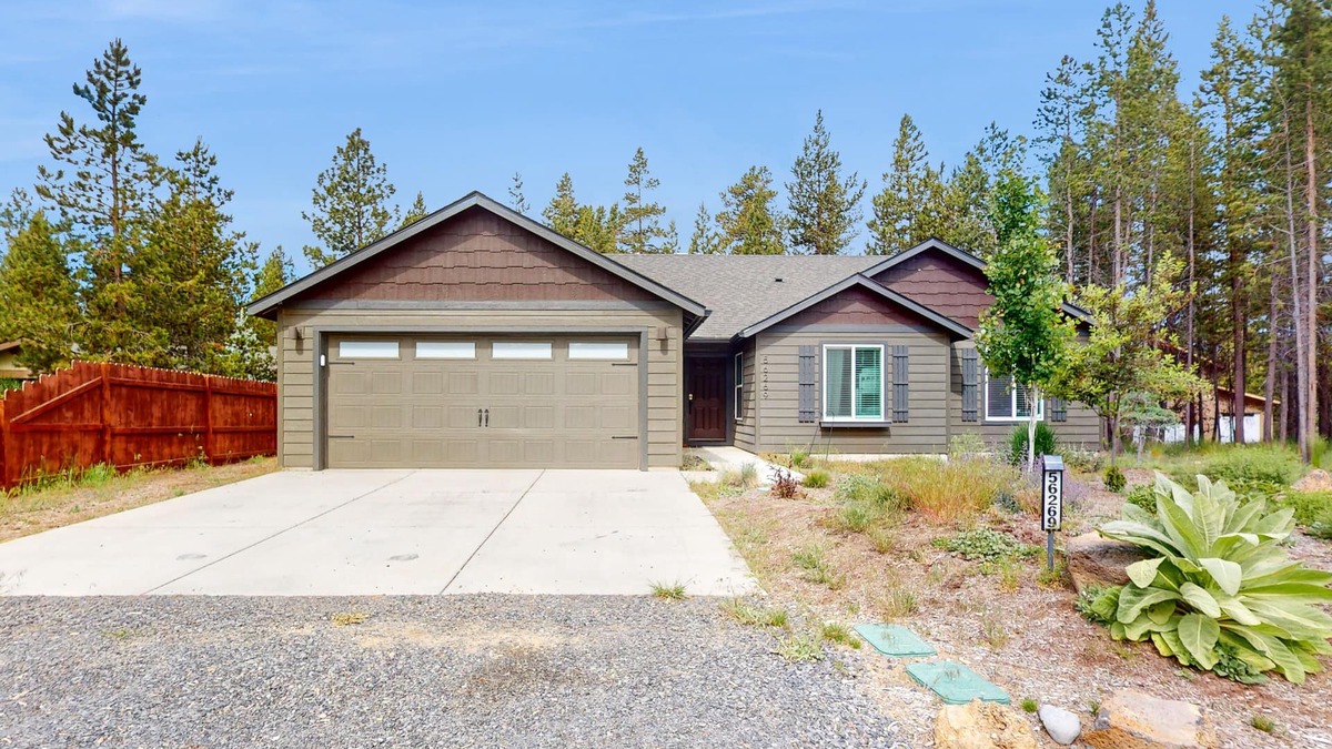 Oregon Water Wonderland House | Tranquil new-build in Oregon with woodsy yard & hot tub - snowbird-friendly