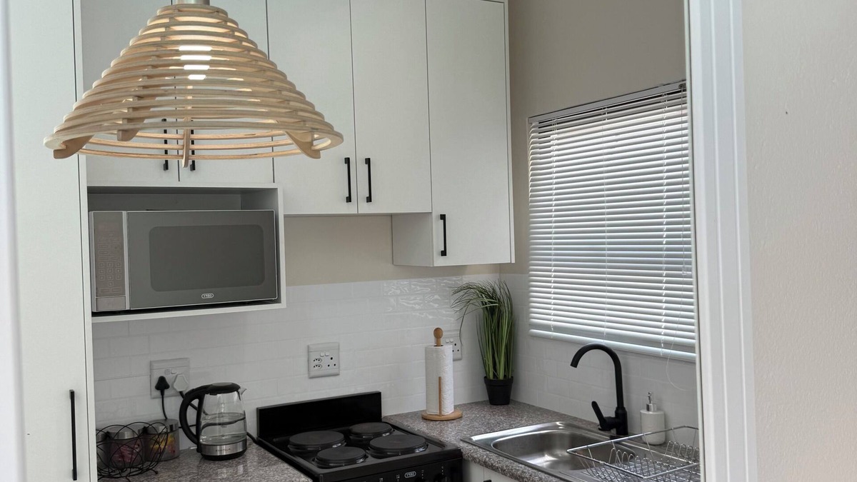 Newcastle Apartment | Tranquil One bedroom poolside apartment