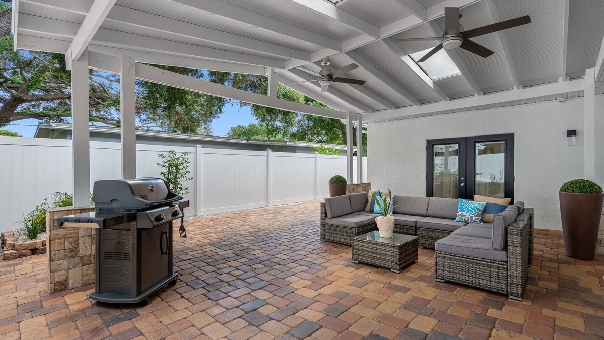 Tampa Villa | Tranquil Paradise on N Jamaica - 4BR Villa - 2 Miles to Tampa Bucs Stadium