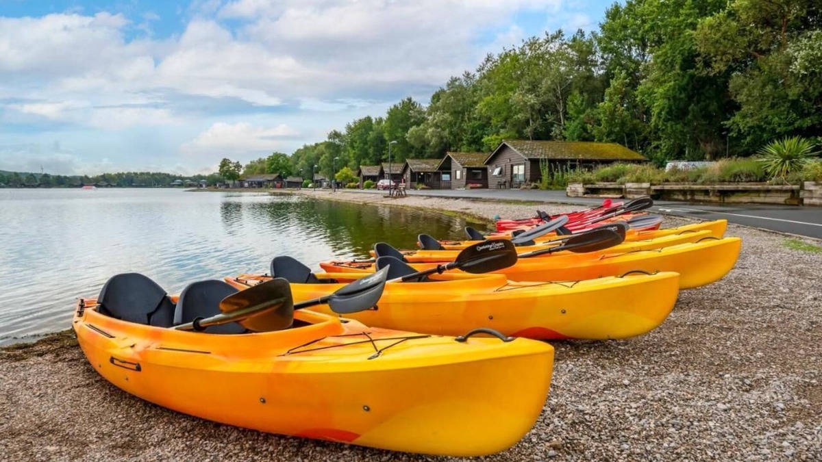 Carnforth Cabin | Tranquil Pine Lake Cabin Getaway – Indoor Pool, Gym & Onsite Dining