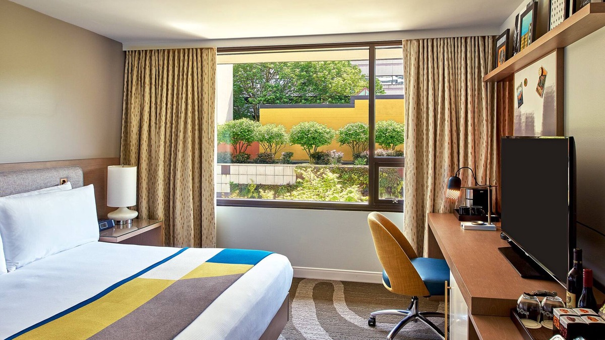 Downtown Portland Hotel | Tranquil Retreat at Hotel Zags Portland - Premier Garden King, Free Breakfast