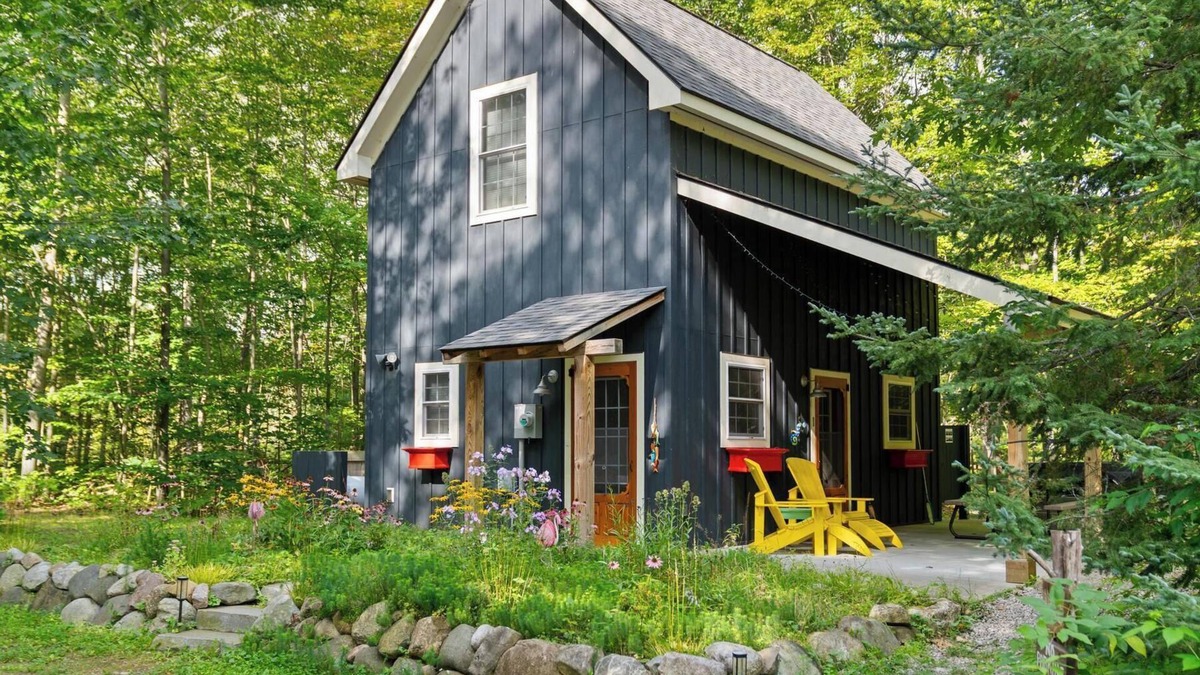 Levering Cabin | Tranquil Retreat Nestled Among the Trees – Access to Waterfront!