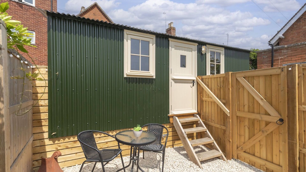 Tewkesbury Apartment | Tranquil Riverside Shepherd’s Hut in Tewkesbury