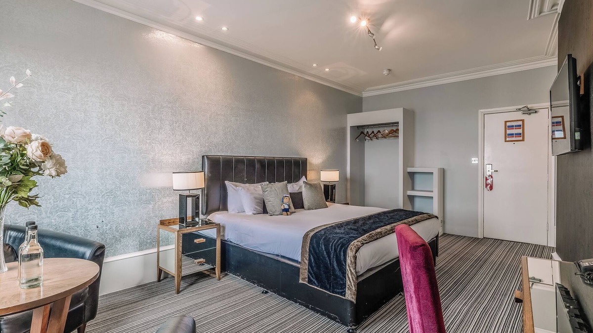 Westcliff-on-Sea Hotel | Tranquil Stay by the Sea Near Local Landmarks & Seafront Gardens