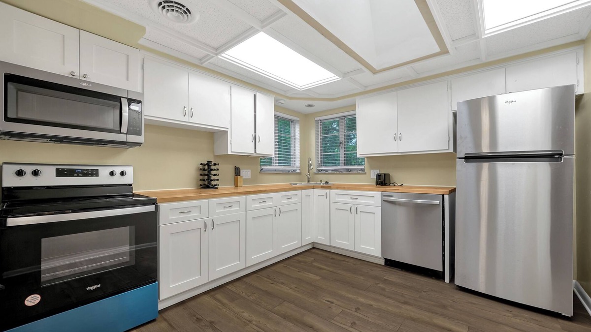Gahanna House | Tranquil Stay in Columbus Ohio. Buzzing restaurant Plaza, EV Charger, 3 bedroom