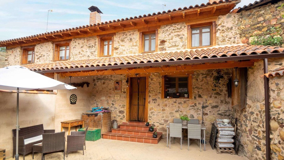Benllera Cottage | Tranquil Stay Near Luna River
