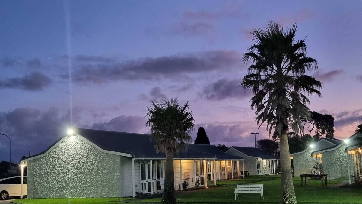 Hawera Cottage | Tranquil Stays, Hidden Away: Serene Garden Studios with Ample Parking for All