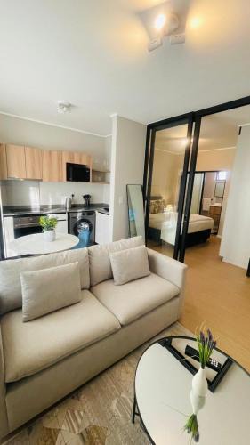 Greater Johannesburg Metropolitan Area Apartment | Tranquil Top-Floor in Bryanston