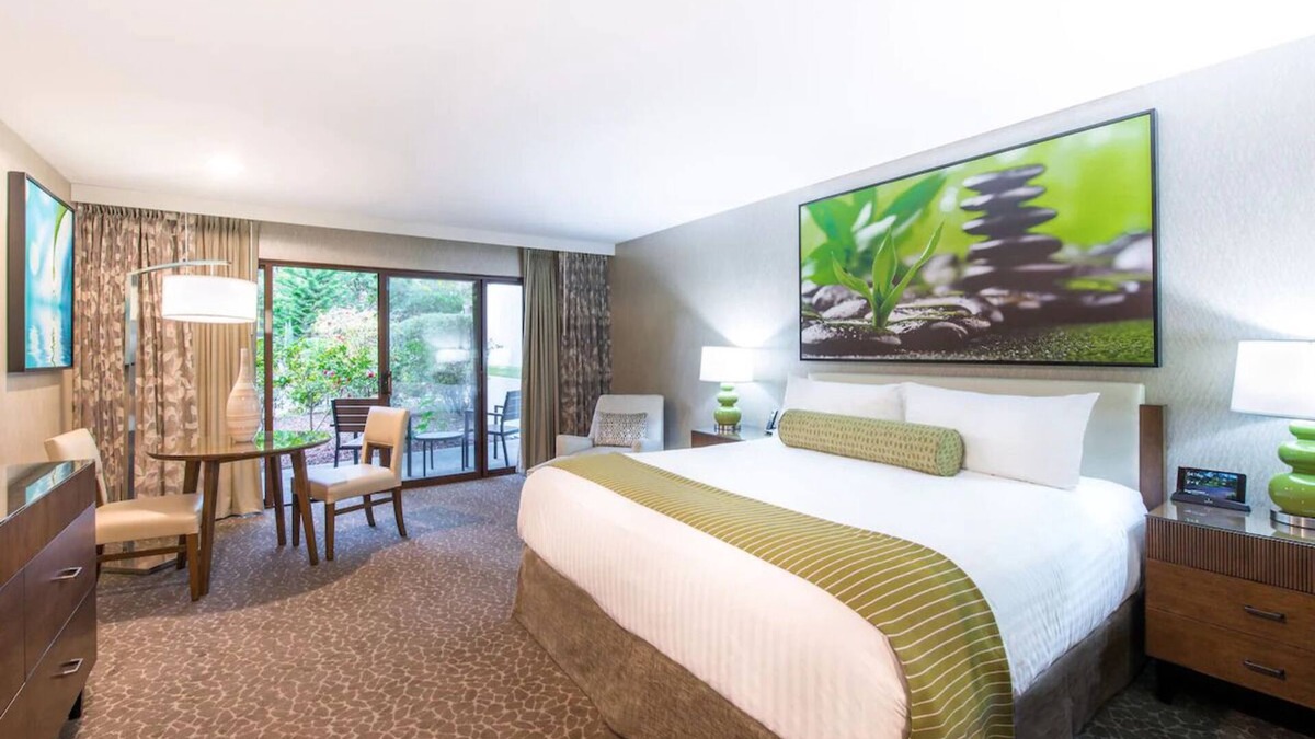 Barron Park Hotel | Tranquil Unit with Outdoor Heated Pool & Free Breakfast in Palo Alto