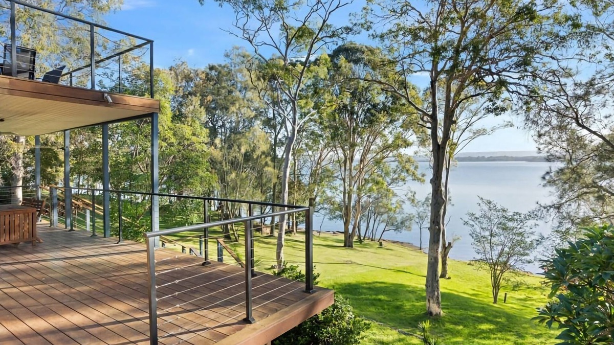 Wangi Wangi House | Tranquil Waterfront Retreat