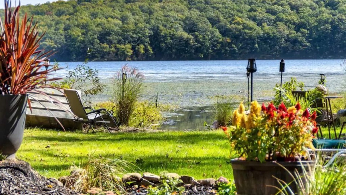 Monroe House | Tranquil Waterfront Retreat on Mombasha Lake