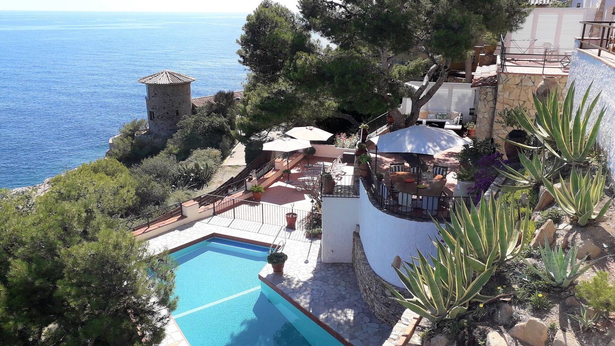 Llafranc Villa | Transatlantic villa at the seafront