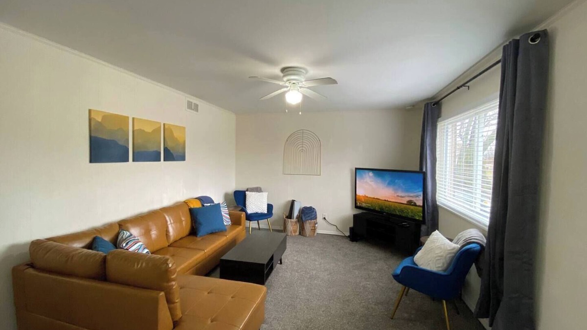 Pontiac House | ✨ Transient Traveler Housing - Private Home ✨