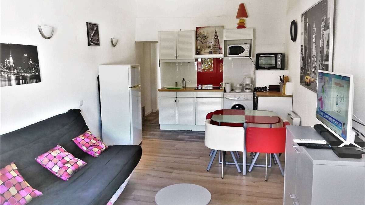Pezenas Apartment | "Transversal 3" 1-bedroom apartment-Wifi-AC-Parking optional.