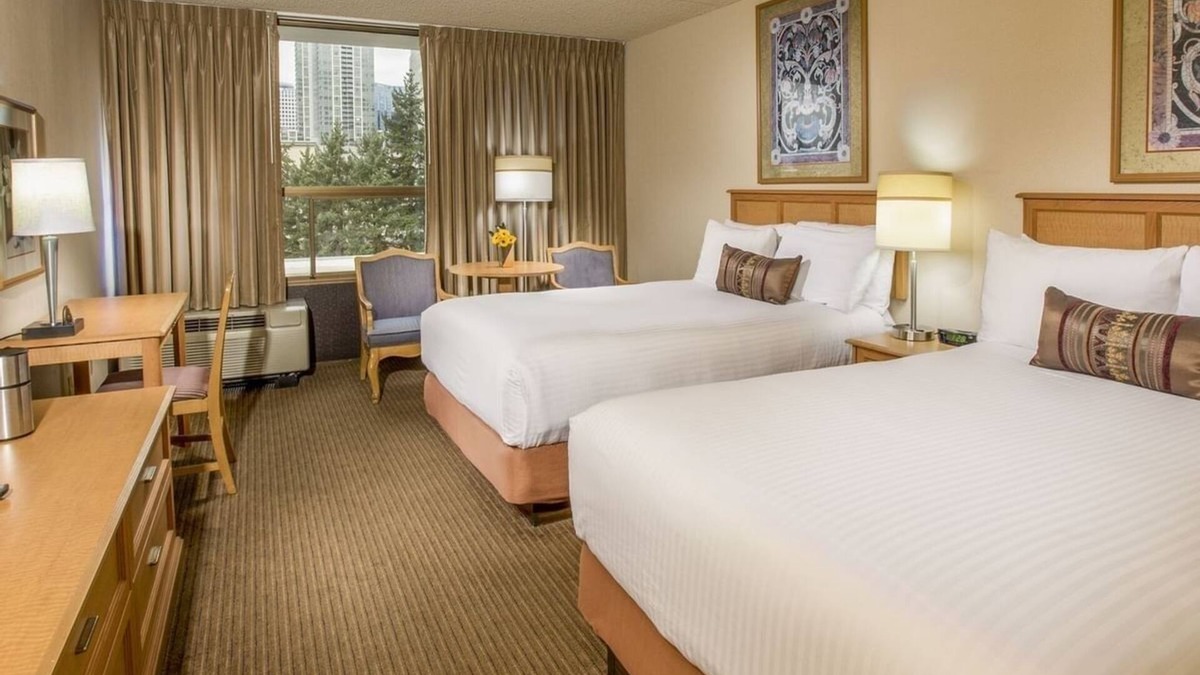 Wilburton Hotel | Travel Destination! Onsite Parking and Pool, Near Bellevue Downtown Park